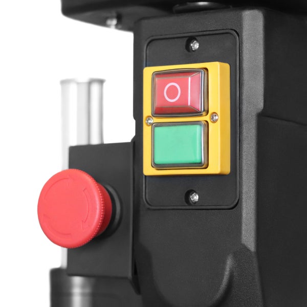 Start-, Stopp- und Not-Aus-Schalter einer Bohrmaschine