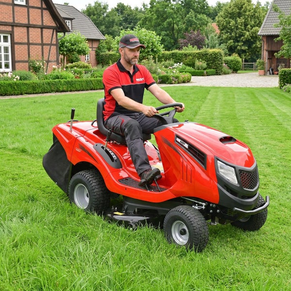 Aufsitzmäher bei der Rasenpflege in einem Garten
