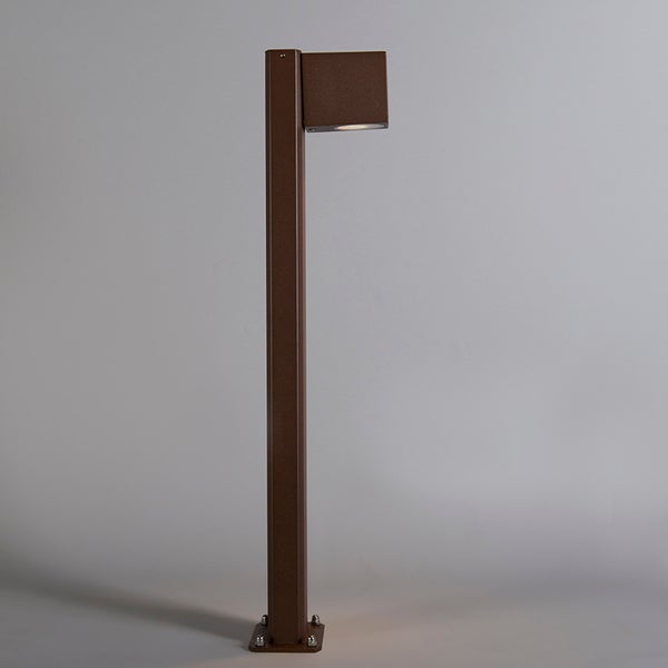 Moderne Wegeleuchte aus Metall in Rostbraun für den Außenbereich, einflammig mit rechteckigem Leuchtenkopf.