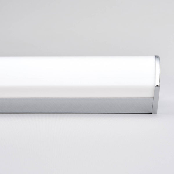 Lineare LED-Wandleuchte mit verchromtem Metallgehäuse und mattem Diffusor.