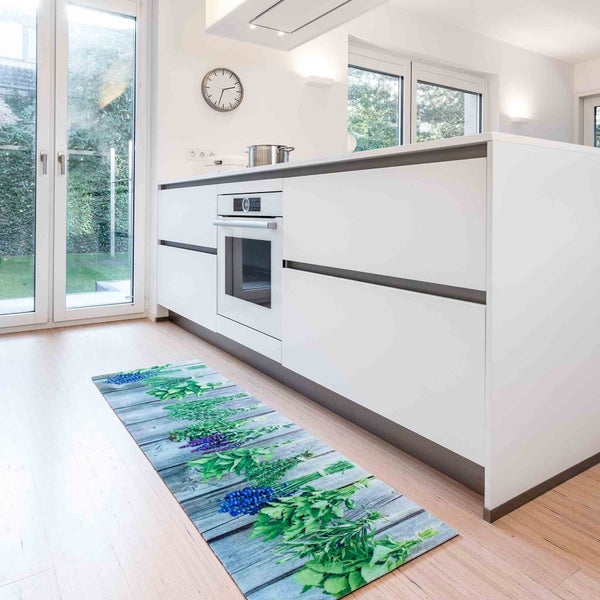Küche mit modernem Design und Läufer mit Kräutermotiv