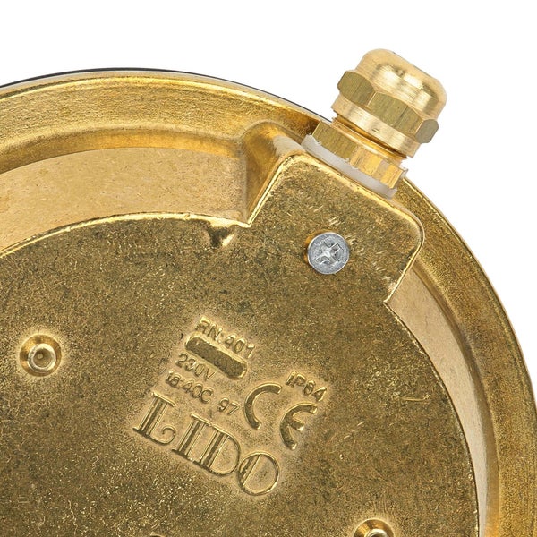 Detailansicht einer goldenen Armatur mit CE-Kennzeichnung und Schutzart IP64