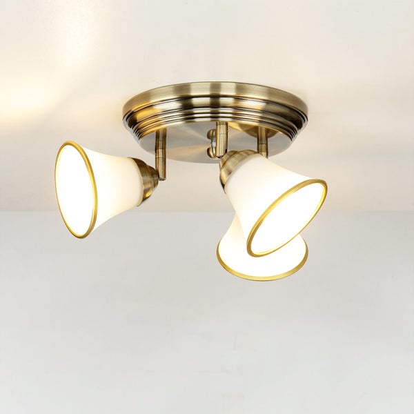 Deckenleuchte mit drei Leuchten und Lampenschirmen