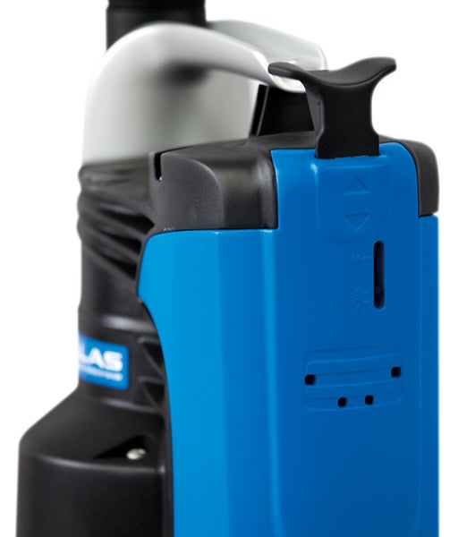 Detailansicht einer Hauswasserpumpe mit blauem Gehäuse