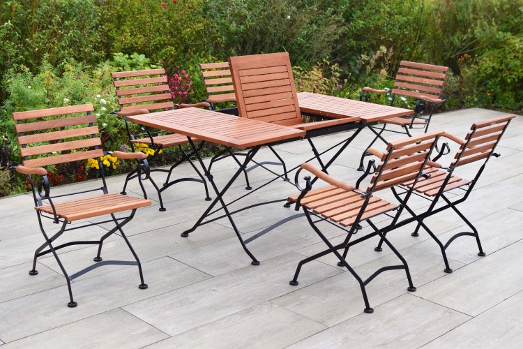 Gartensitzgruppe mit Ausziehtisch und sechs Stühlen auf einer Terrasse