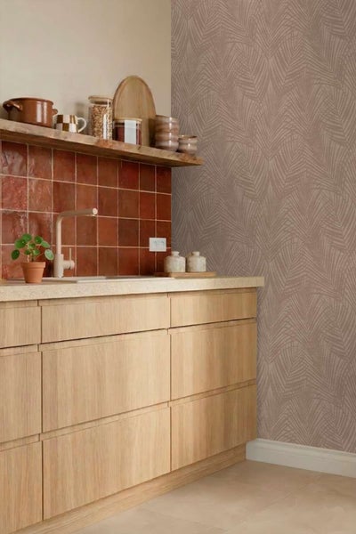 Moderne Küche mit Holzfronten, Fliesenrückwand und einer Tapete mit Palmenblattmuster.
