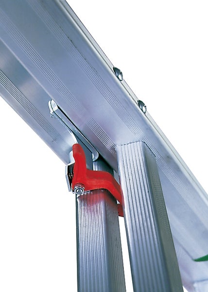 Detail einer Aluminiumleiter mit roter Verriegelung