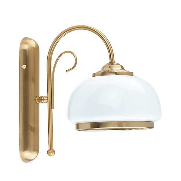 Wandleuchte im Landhausstil mit glänzendem Metallgestell und halbrundem Glaslampenschirm für eine klassische Wandbeleuchtung.