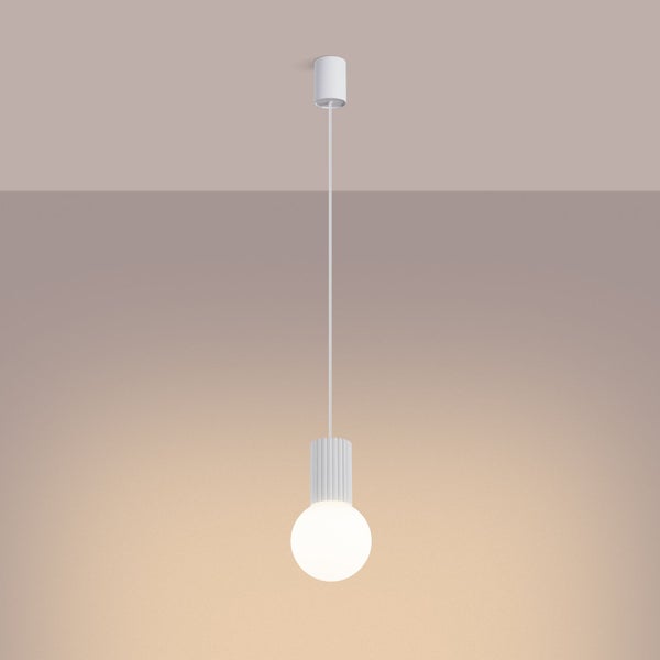 Moderne Hängeleuchte in Weiß mit gerippter Fassung und runder Lichtquelle.