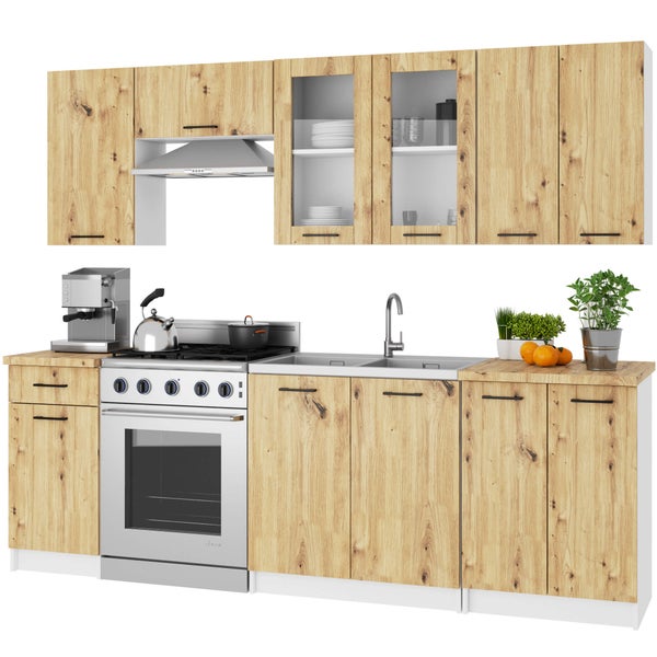 Komplette Küche mit Küchenschränken, Spüle, Herd, Dunstabzugshaube und Küchengeräten