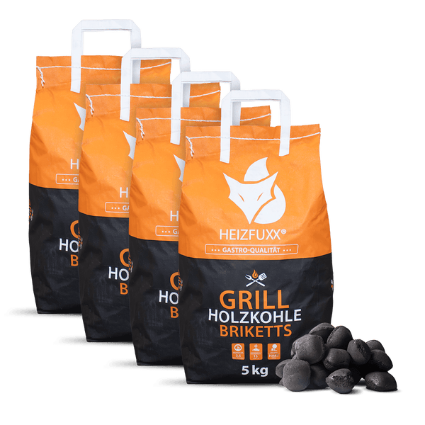 Vier 5 Kilogramm Säcke Heizfuxx Grill-Holzkohlebriketts in Gastronomiequalität mit einigen losen Briketts daneben.