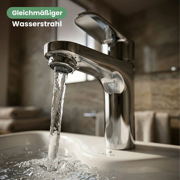 Verchromte Waschtischarmatur mit gleichmäßigem Wasserstrahl in einem weißen Waschbecken.