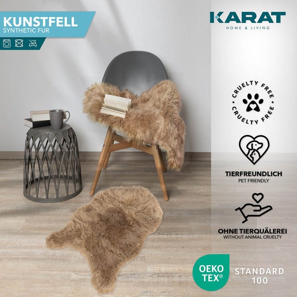 Karat Home & Living Logo, Kunstfell auf Stuhl und Boden im hellen Zimmer, Oeko-Tex Standard 100 Siegel, tierfreundlich und ohne Tierquälerei.
