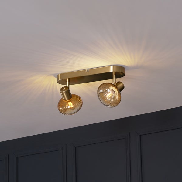 Deckenleuchte mit zwei Strahlern und bernsteinfarbenen Glasschirmen