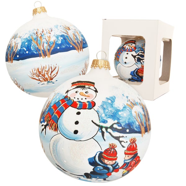 Geschenkkugel Junge & Mädchen bauen einen Schneemann, multicolor, 10cm (handbemalt), 1 Stck.