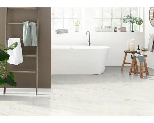 Helles Badezimmer mit freistehender Badewanne, Handtuchleiter und Marmorbodenfliesen