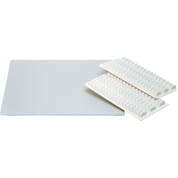 Set aus selbstklebenden Abstandshaltern auf Trägerstreifen und einer flachen rechteckigen Platte.