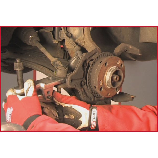 Radlagerwechsel mit Werkzeug am Auto