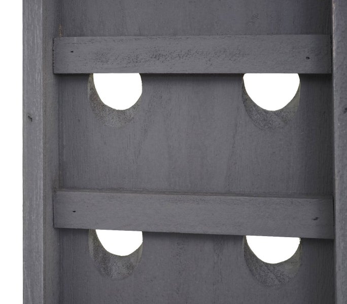 Detailansicht eines grauen Holzregals mit vier runden Öffnungen
