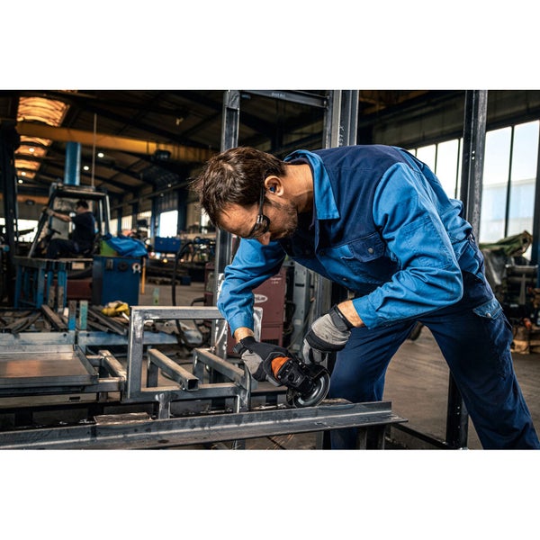 Eine Person schleift Metall mit einem Winkelschleifer und trägt dabei Arbeitshandschuhe.