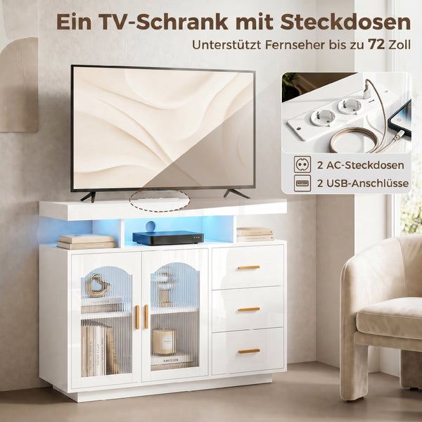 Weißer Fernsehschrank mit Beleuchtung, zwei Glastüren aus geriffeltem Glas, drei Schubladen und integrierten Steckdosen inklusive USB Anschlüssen.