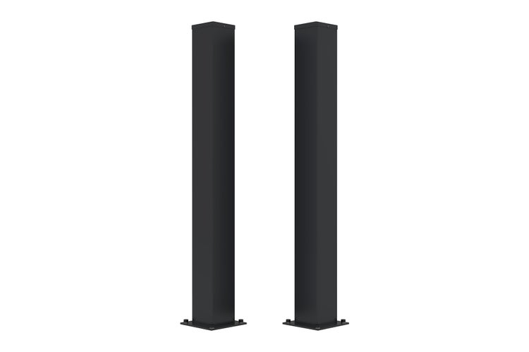 Zwei schwarze quadratische Zaunpfosten mit Bodenplatten.