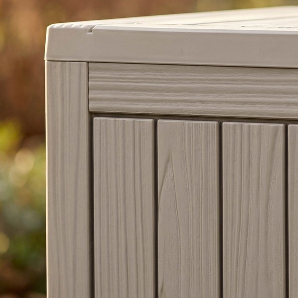 Nahaufnahme einer Gartenbox aus Kunststoff in Holzoptik mit strukturierter Maserung.