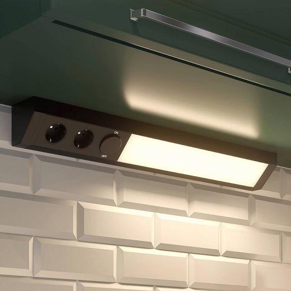 Schwarze LED-Unterbauleuchte für die Küche mit zwei Steckdosen und Ein-Aus-Schalter, montiert unter einem Schrank.