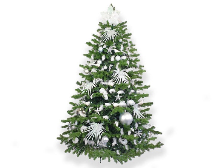 Geschmückter künstlicher Weihnachtsbaum mit silbernen Kugeln, Sternen, Federn und einer Baumspitze für eine festliche Dekoration.