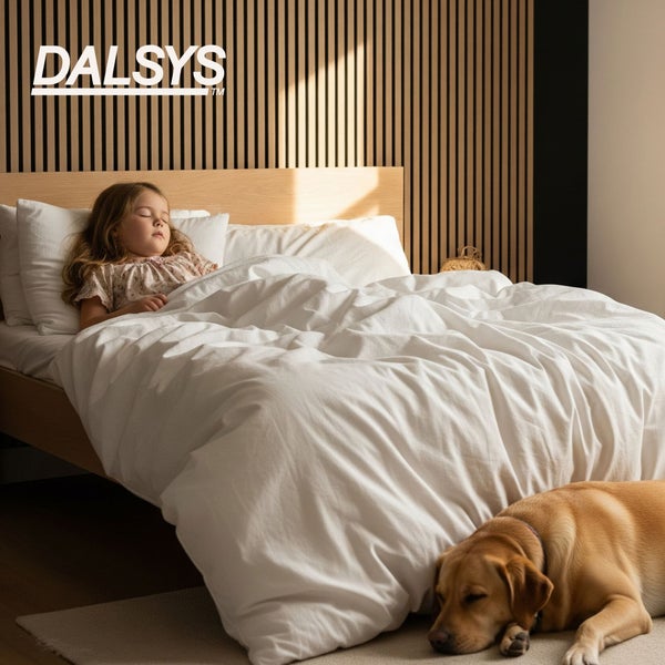 Dalsys Logo. Helles Schlafzimmer mit Akustikpaneelen aus Holzlamellen. Ein Kind und ein Hund schlafen im Bett vor der vertikalen Wandgestaltung.