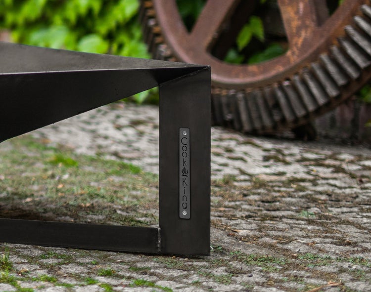 Gummimatte mit Noppenstruktur auf einer Rolle.