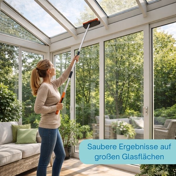 Frau reinigt Glasdach mit Fensterwischer mit Teleskopstiel in Wintergarten