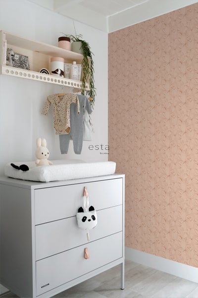 Babyzimmer mit Kommode, Regal und gemusterter Tapete