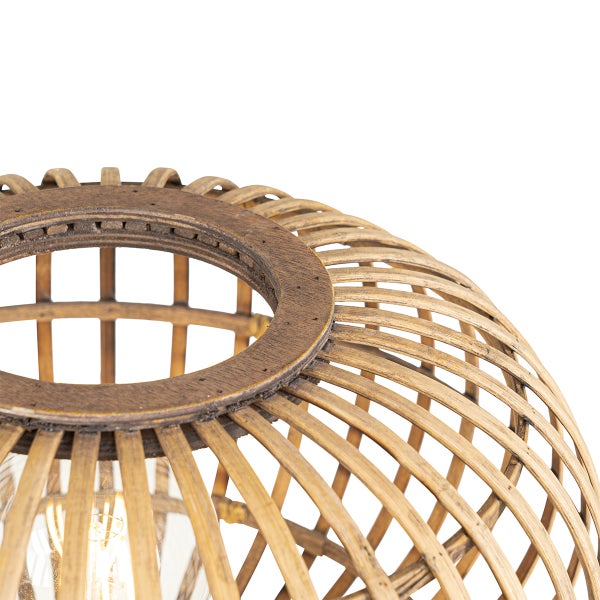 Nahaufnahme einer Lampe aus Rattan.