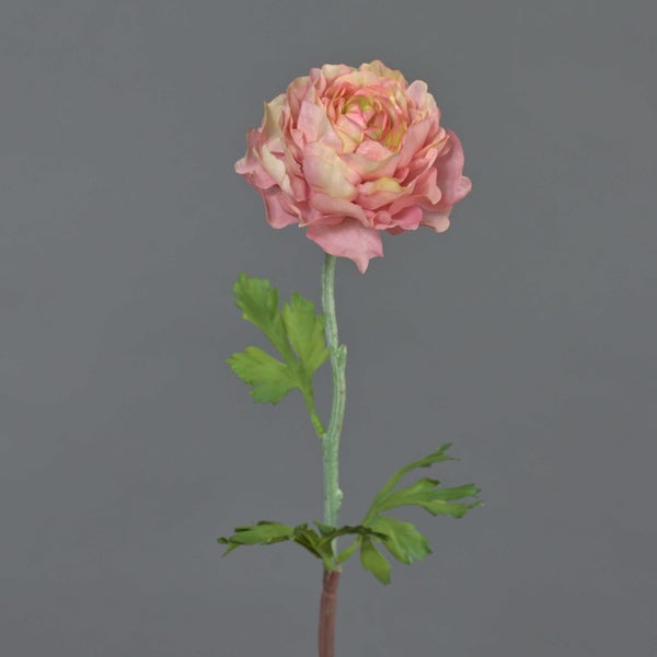 Künstliche rosa Ranunkel am Stiel mit grünen Blättern für die Dekoration.