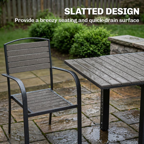 Gartenstuhl und Tisch mit Latten-Design für schnellen Wasserablauf in einem organisierten Außenbereich mit Pflanzen.