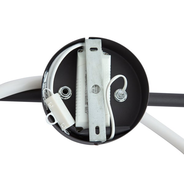 Deckenleuchte Detailansicht: Schwarze Deckenhalterung mit Verkabelung und Befestigungsmaterial.