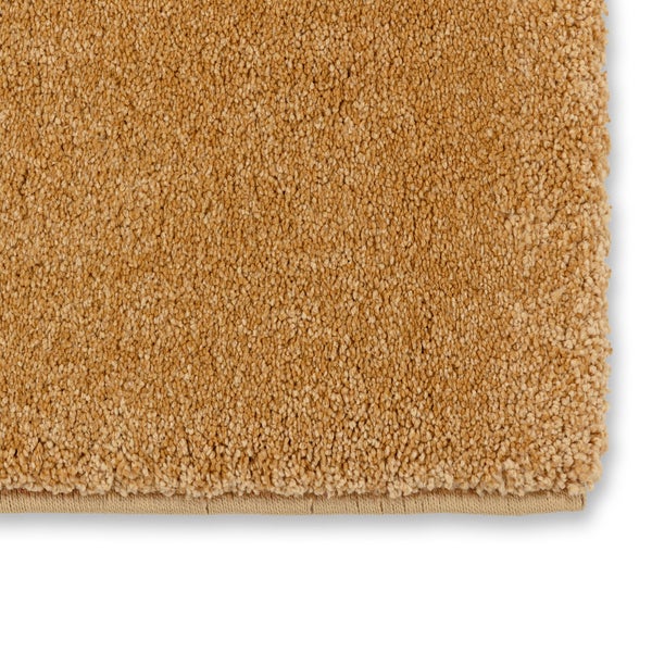 Hochflor-Teppich mit weicher Textur und geketteltem Rand.