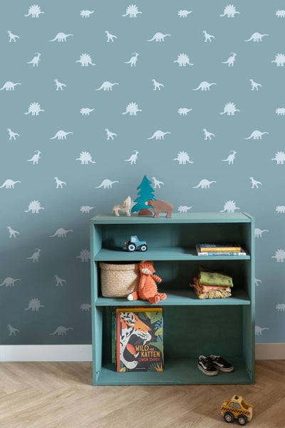 Kinderzimmer mit Regal, Spielzeug und Dinosaurier-Tapete