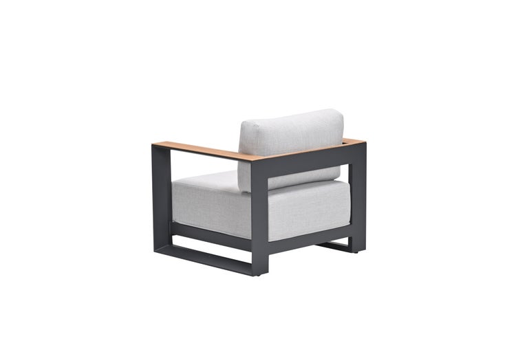 Moderner Lounge-Sessel für den Garten mit anthrazitfarbenem Aluminiumgestell, hellgrauen Polstern und hölzernen Armlehnen.