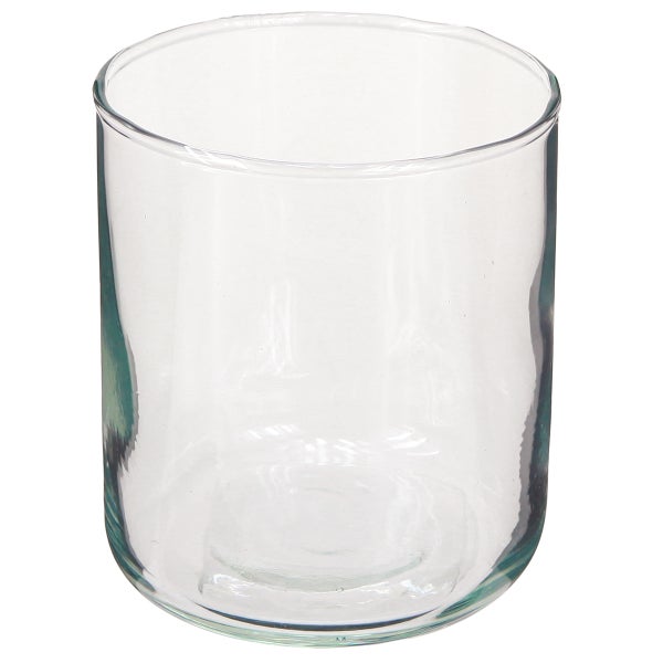 Detailaufnahme vom oberen Rand einer transparenten Glasvase.