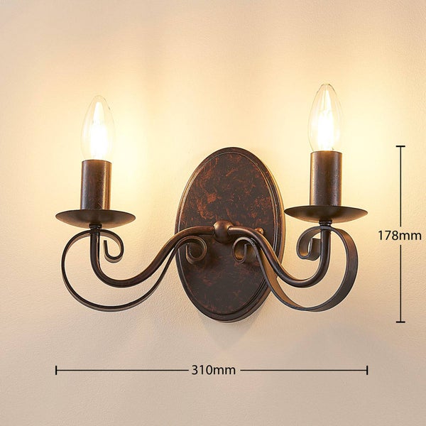 Wandleuchte mit zwei Leuchtenarmen und rustikalem Design