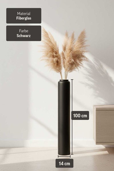Schwarze Boden-Vase aus Fiberglas, 100 Zentimeter hoch und 14 Zentimeter Durchmesser, dekoriert mit Pampasgras in einem hellen Raum.