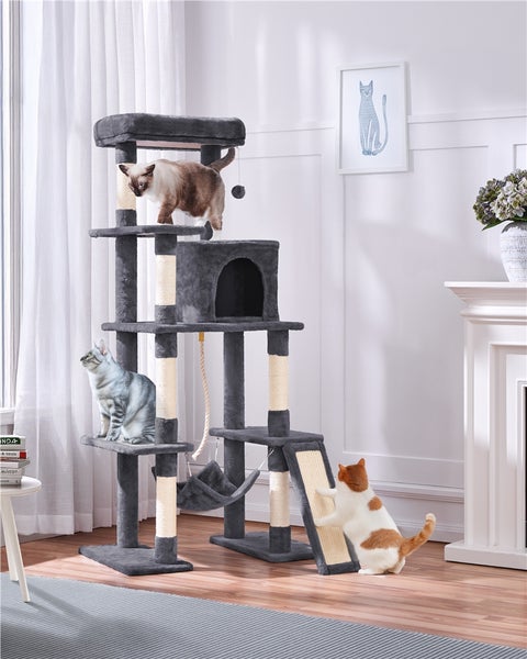Katzenkratzbaum mit mehreren Ebenen, Höhle, Hängematte und Kratzbrett im Wohnzimmer mit drei Katzen.