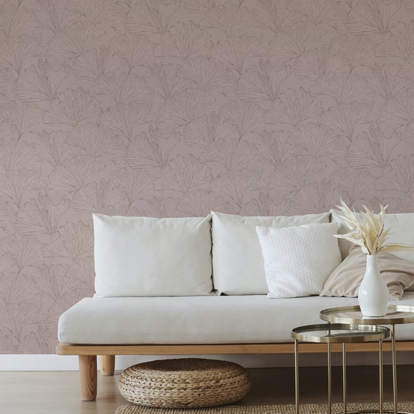 Wohnzimmer mit gemusterter Tapete, Sofa und Beistelltischen