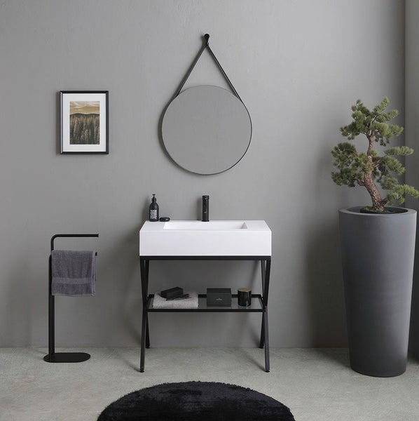 Modernes Badezimmer mit Waschbeckenunterschrank, Spiegel, Handtuchhalter und Zimmerpflanze