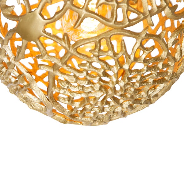 Detailansicht einer goldenen Hängeleuchte mit filigranem Design