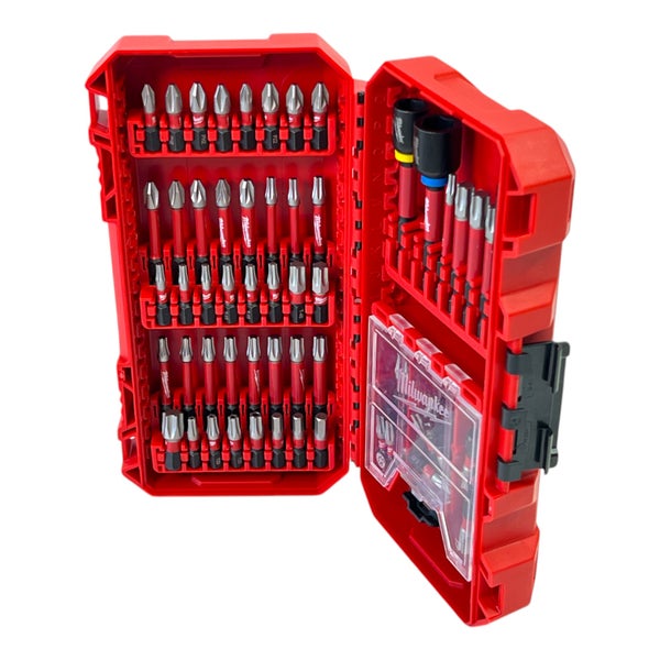 Milwaukee Shockwave Bit-Set in geöffnetem roten Kunststoffkoffer mit verschiedenen Schrauberbits und Magnet-Steckschlüsseleinsätzen.