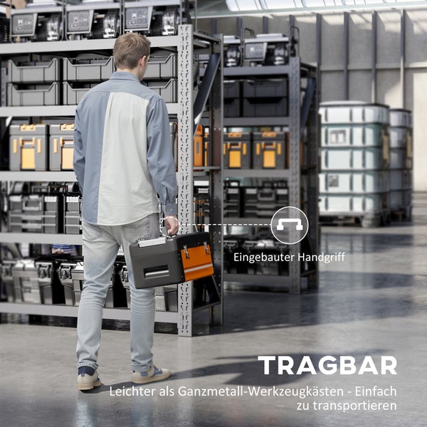 Mann trägt tragbaren Werkzeugkasten in einem Lagerregal
