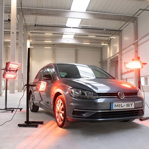 Auto mit Infrarot Trockner in einer Werkstatt